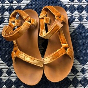 Teva Flatform Universal Velvet Platform Sandal